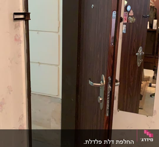 דלת עץ פתוחה עם מנעול מתכת כסוף
